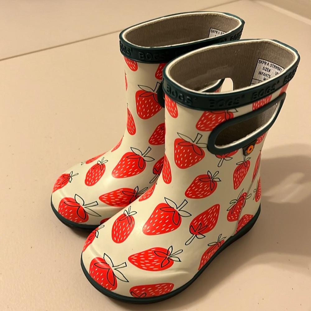 Bogs strawberry kids boots | Size 7 Kids/infants US